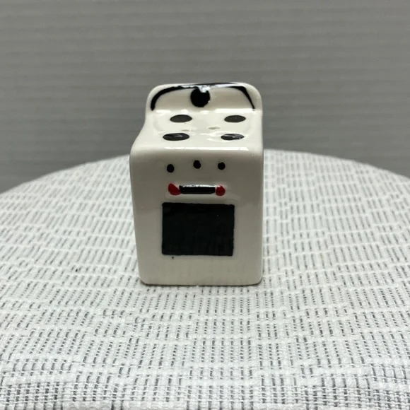 Vintage Style Salt and Pepper Shakers - Picture 5 of 7